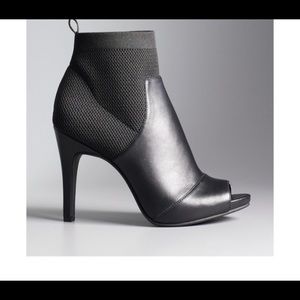Simply Vera Peep-Toe Sock Heel Bootie Size 6